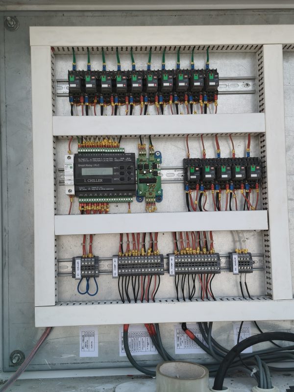 "صيانة لوحات الكنترول ضمن التكييف بالفنادق"